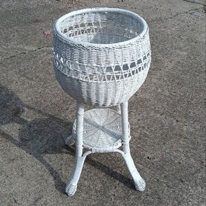 Vtg Victorian White Wicker Plant Stand Farmhouse Porch Garden Fern Basket